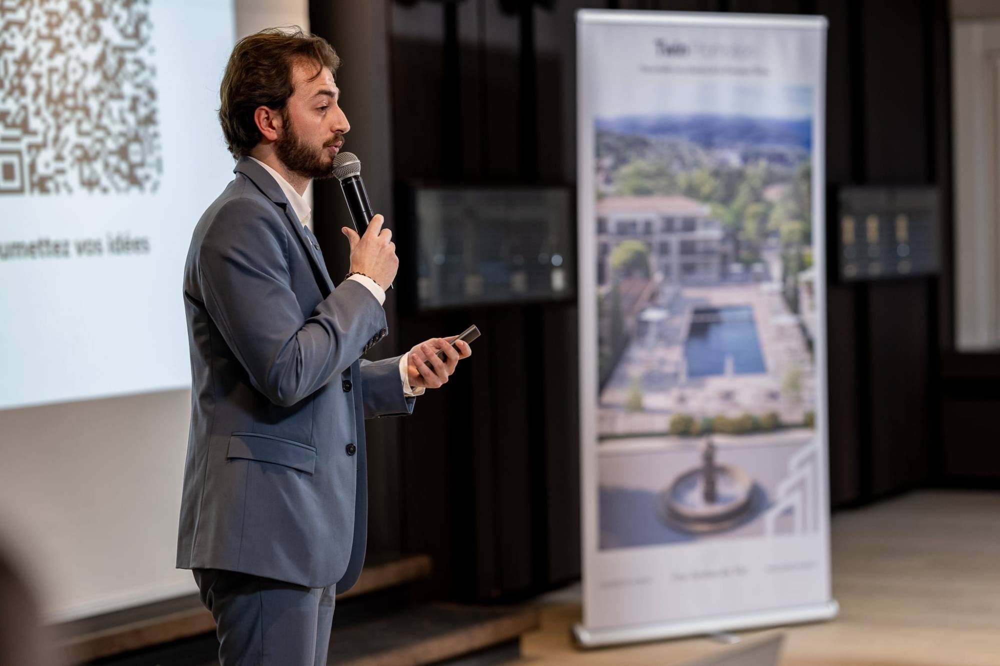 Hugo Daveluy presenting on stage